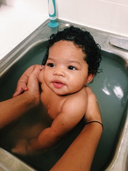 nature-mami: Oatmeal bath for my boo bear. 