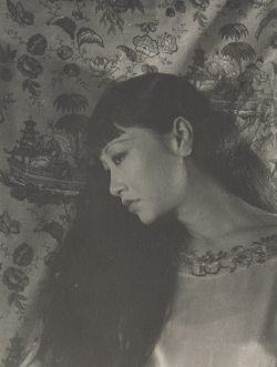 twixnmix:  Anna May Wong photographed by Carl Van Vechten on