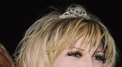 courtneyscream:Courtney Love eyes details Oscar party 1995