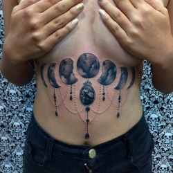 💀✖️tatuaje en sombras de fases lunares bajo los senos,