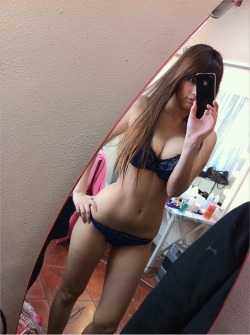 selfies-sexy:  Selfshot d'une jolie brune devant son miroir 