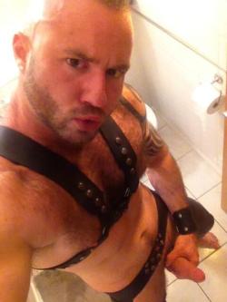 beefst:  edu-dudu:  gay pornstar Justin King! ♥ ♥  He really