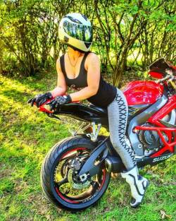 motorcycles-and-more:Biker girl on Suzuki GSXR