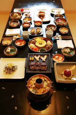 lovesouthkorea:  Traditional Korean meal Source: Seoul Korea