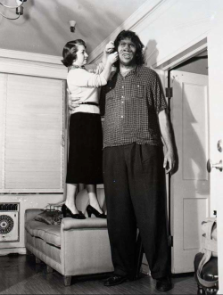 bizarreauhavre:  Max Palmer being made up for KILLER APE(1953)