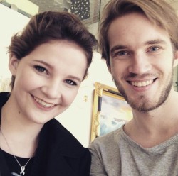 pewdie:  mrbisognin:Felix w/ a honestly really beautiful fanA