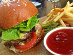 givemeallthedeliciousfood:  Wagyu burger and fries at Speakeasy
