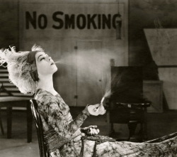  Alla Nazimova sur le plateau de Madame Peacock en 1920. 