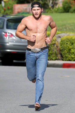 shirtlessmalecelebs:  Scott Eastwood