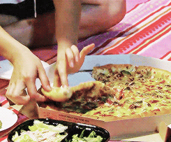 yooniessi:  Go Eun Chan’s way of eating pizza 