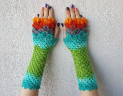 sosuperawesome:  Dragon Scale Fingerless Gloves by Mareshop on