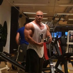 Pete Lind looking massive a few weeks before beginning contest