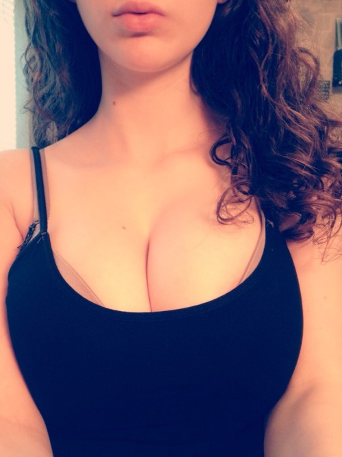 bigboobed-amateurhour:  Stunning 18 year old with big boobs #3 