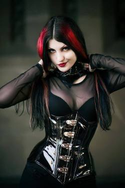 gothicandamazing:    Model: Tamara SimicPhoto : Dragan MedakovićCorset