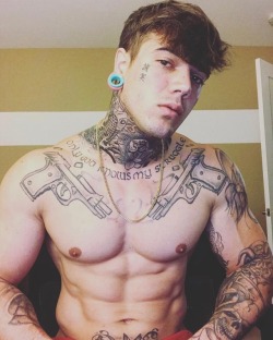 bigkimsprettyboyblog:  Pretty boy Demetri Dye http://instagram.com/demetri.dye