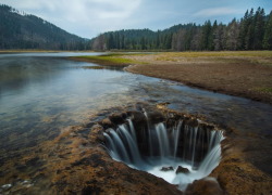 mymodernmet:  Oregon’s “Lost Lake” Drains Down a Perplexing