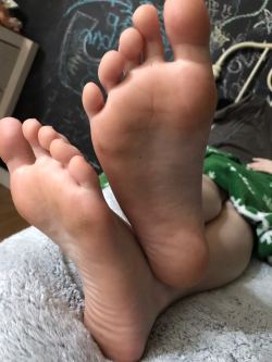 littlefetishfeet:  Jus cleaned the house, now who wants to clean