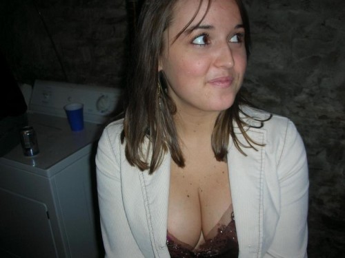 cleavage-n-downblouse.tumblr.com/post/103983105016/