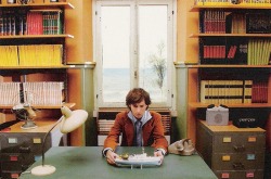 cussyeah-wesanderson:  Wes Anderson behind the scenes of The
