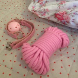 littleladyphoebe:  Pinky pinky, grabby hands. Pink bondage eheheh