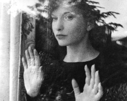 givemefreshtofu:Meshes of the Afternoon (1943), Maya Deren and