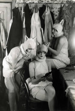 back-then:  Backstage. 1926  Source: Geheugen van Nederland