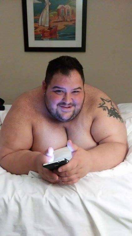 chubbylove83:  :)-    Love that belly down bed cleavage