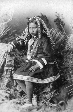 su-luna-llena:  1. Cherokee Girl.  2. Sioux men - 1900.  3. Navajo