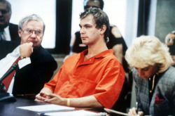 crimesandkillers:  Notorious cannibal Jeffrey Dahmer sits with