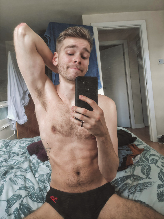 lysandxr:Buys swimming trunks 7 months in advance for holiday