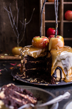food–archives:  Caramel Apple Snickers Cake. 