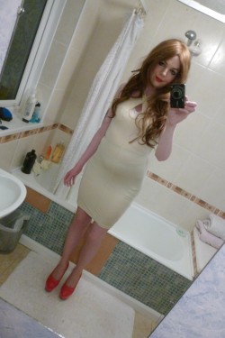 lucy-cd:  Pictures  New Dress, looks beautiful <3