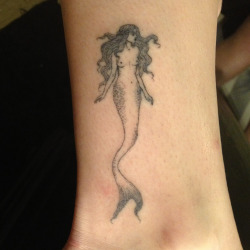 magpiefeed:  A stick and poke mermaid on Addie 
