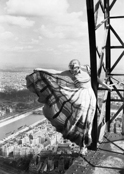 frenchvintagegallery:    Lisa Fonssagrives on the Eiffel Tower,