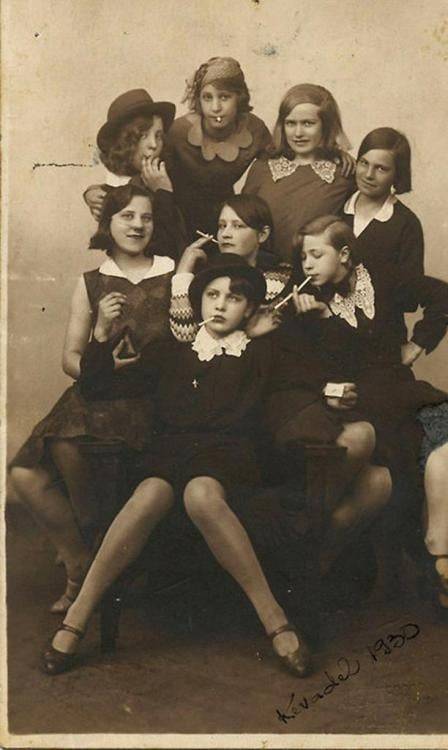 Gang of teen girls, 1930.  Nudes & Noises  