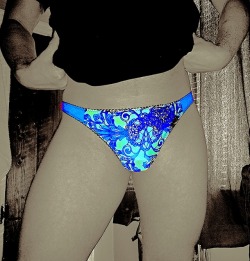 robeatsbooeybox:  Donning some fun blue filigree print panties