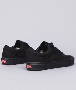 shoe-pornn:  Vans Old School-Black/Black.