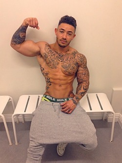 dcnupe:  brooklynn1911:  builddudebuild:  Ashley Cain  Damn Papi