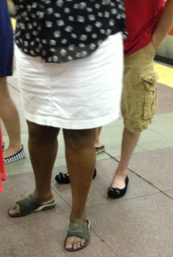 h0odrich:  THIS MAN IS WEARING HIS GIRLFRIENDS FLATS SO SHE COULD
