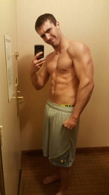 nebraskaswole:  Me featuring morning starved abs..time to go