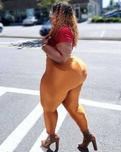 fletchertrowan:  hugebuttocks:Huge Black Booty CurvyCurlyChrisy