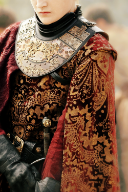 gameofthronesdaily:  Joffrey Baratheon, costume appreciation.