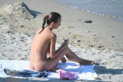 nudebeachvoyeurs:  Nude beach voyeurs expose amateur nudists
