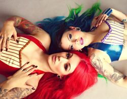 fuckyeahcervenafox:  Mixing Red and Blue Will Give You A Purple
