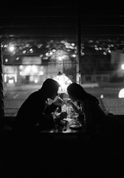  Ann-Margret dining with actor Peter Brown during a break from