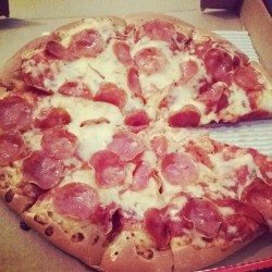 Fuck yeah pizza!! #pizza #delicious #pizzahut #food #couples