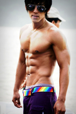 asianhunkboy:Love his body and skin.
