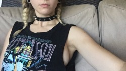 shay-gnar:  I love my new spikey collar 