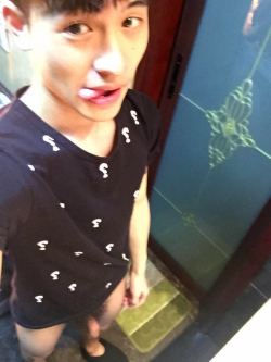 mantop10691:  飢渴難耐的帥氣又清新的大屌直男學生射了射了..02..