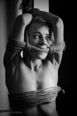 luwyrd:  Model: Skinnyredhead,   Photo/light/rope/edit: Gianni